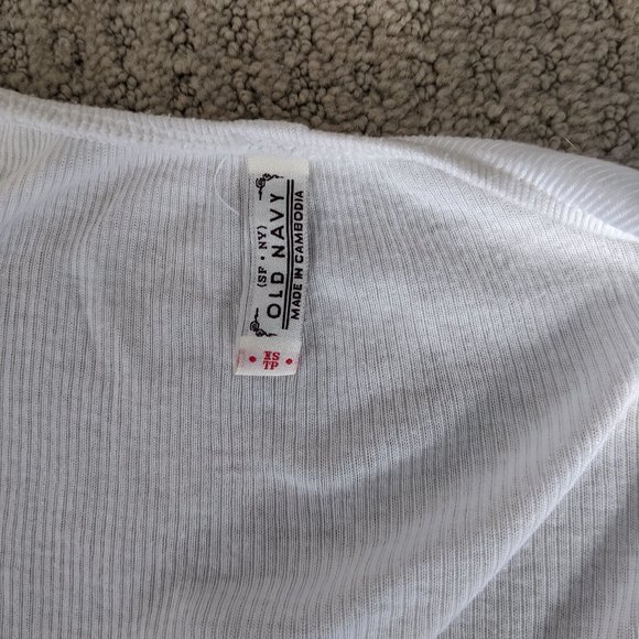 Old Navy paperweight thin white top - Picture 6 of 6